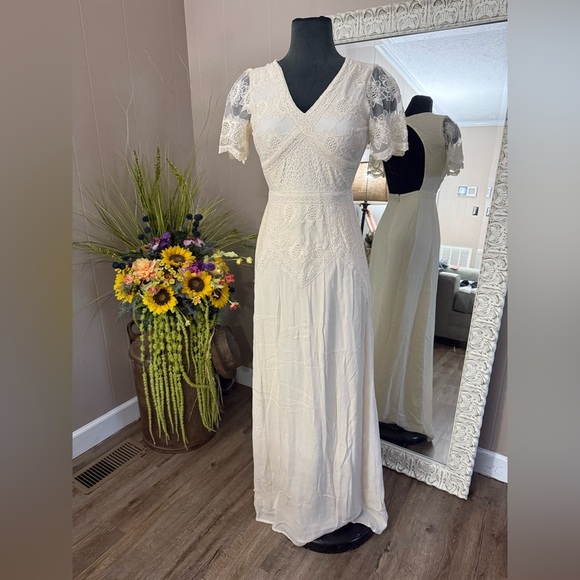 Soieblu • Short Sleeve V-Neck Mixed Lace Sheath Dress - Picture 3 of 16